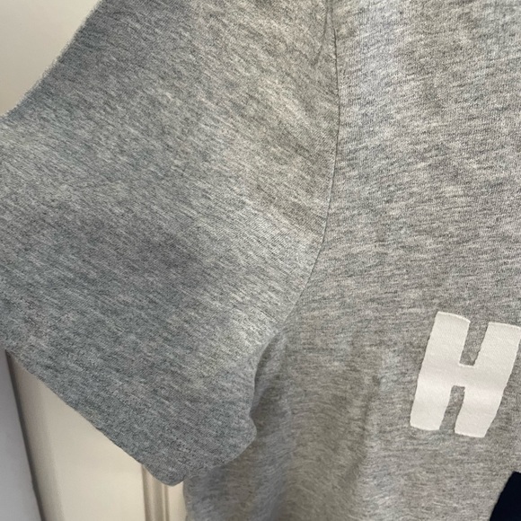 Tommy Hilfiger Gray Tee with Appliqué Logo Sz M. New - Picture 4 of 7